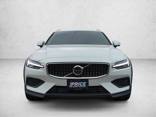 2025 Volvo V60 Cross Country Plus, B5 AWD Gas (mild hybrid)