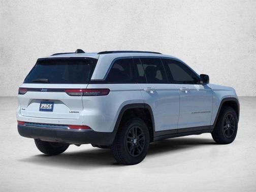 Bright White Clearcoat 2022 Jeep Grand Cherokee Laredo