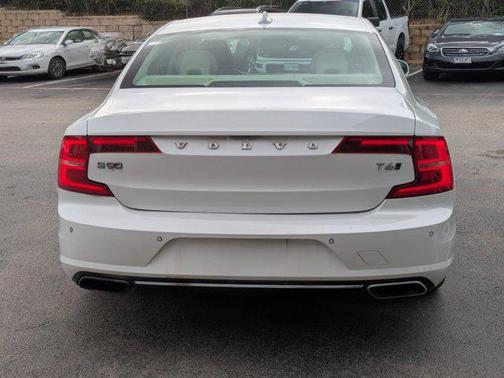 2017 Volvo S90 T6 Momentum