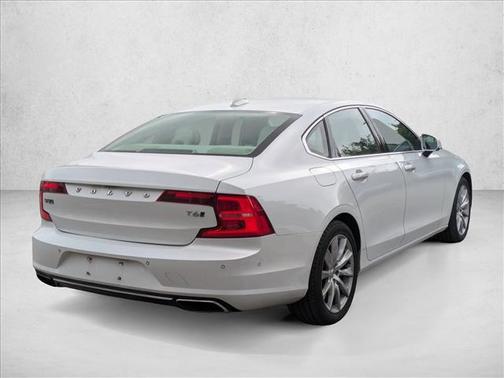 2017 Volvo S90 T6 Momentum