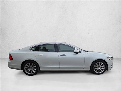 2017 Volvo S90 T6 Momentum
