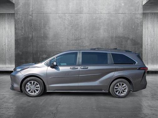 2022 Toyota Sienna LE