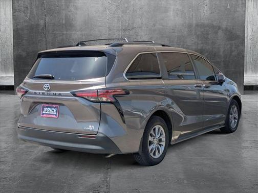 2022 Toyota Sienna LE