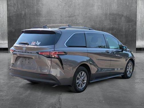 2022 Toyota Sienna LE