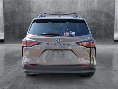 2022 Toyota Sienna LE