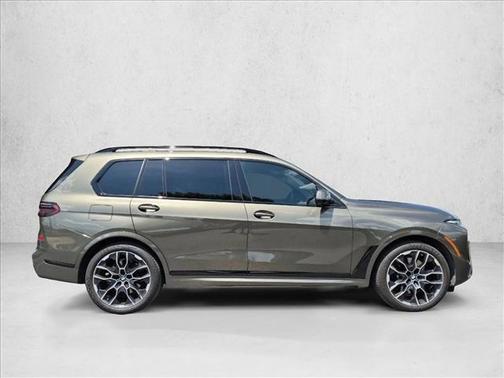 Manhattan Green Metallic 2025 BMW X7 xDrive40i