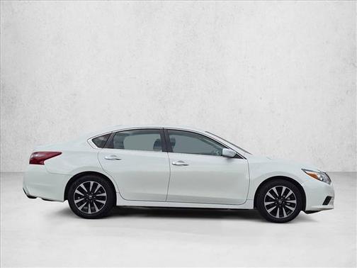Glacier White 2018 Nissan Altima 2.5 SV