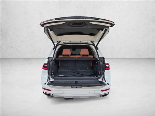 Mineral White Metallic 2024 BMW X7 xDrive40i