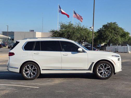 Mineral White Metallic 2024 BMW X7 xDrive40i