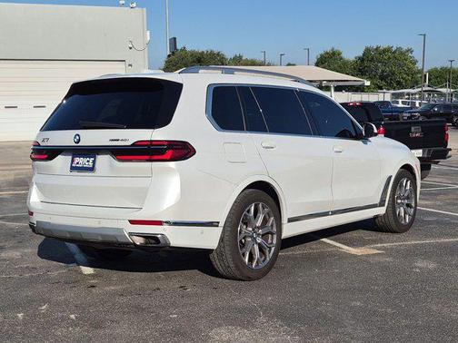 Mineral White Metallic 2024 BMW X7 xDrive40i