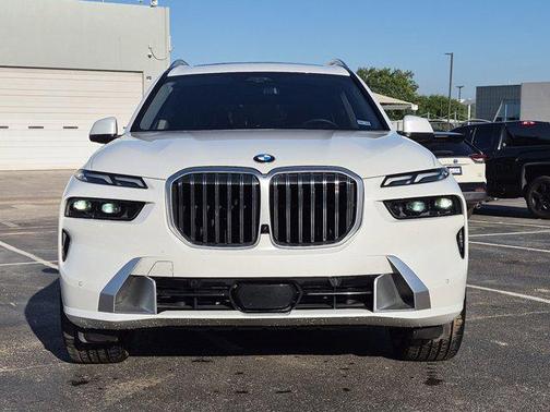 Mineral White Metallic 2024 BMW X7 xDrive40i