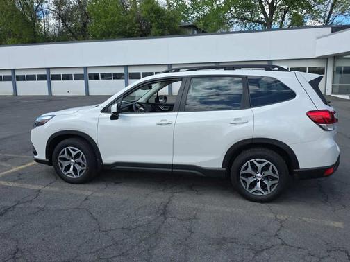 Crystal White Pearl 2023 Subaru Forester Premium