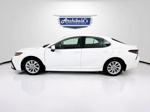 Ice Cap 2024 Toyota Camry SE