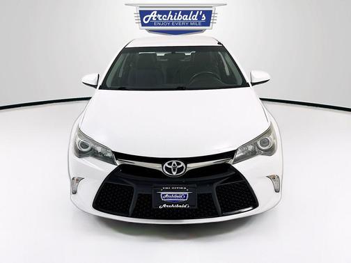 Super White 2015 Toyota Camry SE