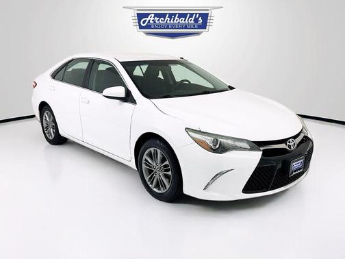 Super White 2015 Toyota Camry SE