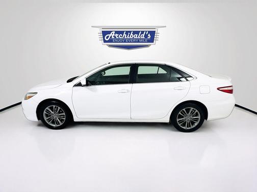 Super White 2015 Toyota Camry SE