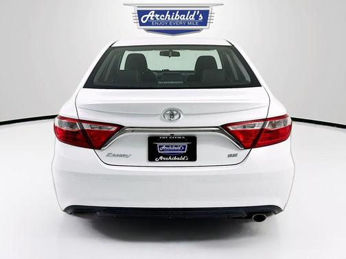Super White 2015 Toyota Camry SE