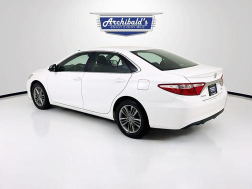 Super White 2015 Toyota Camry SE