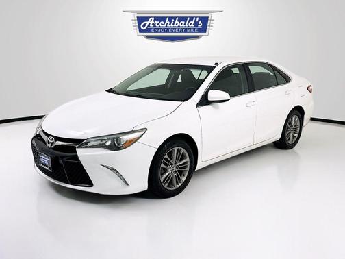 Super White 2015 Toyota Camry SE