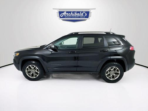 Diamond Black Crystal Pearlcoat 2020 Jeep Cherokee Trailhawk