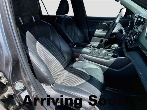 Gray 2022 Toyota Highlander XSE