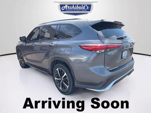 Magnetic Gray Metallic 2022 Toyota Highlander XSE