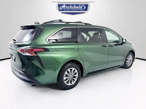 2022 Toyota Sienna LE