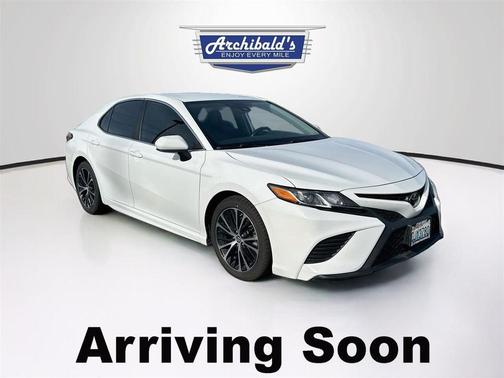 Super White 2019 Toyota Camry SE