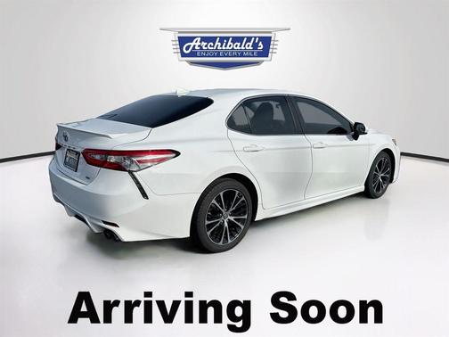 Super White 2019 Toyota Camry SE