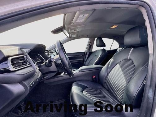 Super White 2019 Toyota Camry SE