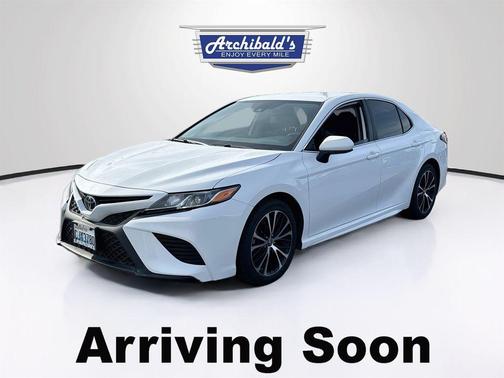 Super White 2019 Toyota Camry SE
