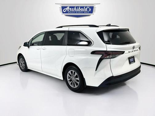 Ice Cap 2024 Toyota Sienna LE