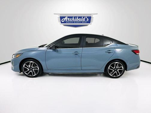 Atlantic Gray Metallic/Super Black 2024 Nissan Sentra SR