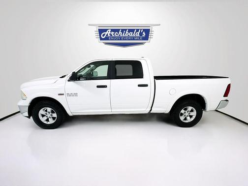 Bright White Clearcoat 2017 RAM 1500 SLT