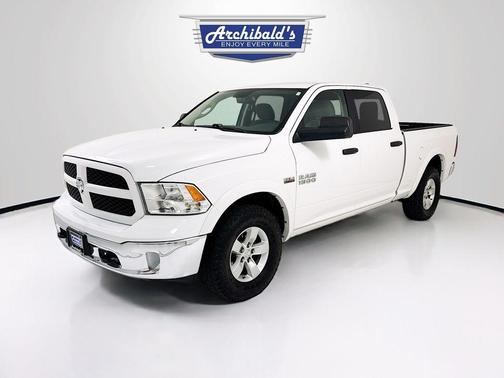 Bright White Clearcoat 2017 RAM 1500 SLT