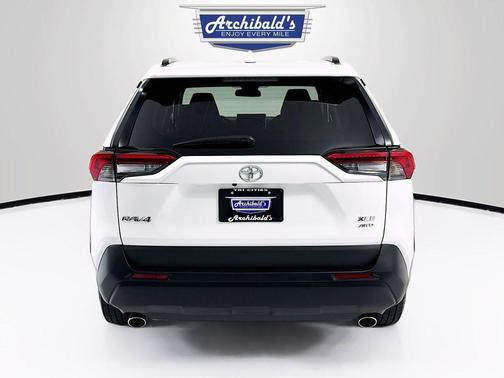 Ice Cap 2024 Toyota RAV4 XLE