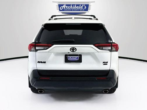 Ice Cap 2024 Toyota RAV4 XLE