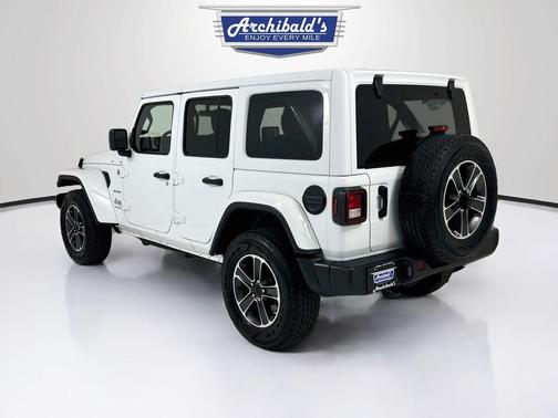 Bright White Clearcoat 2023 Jeep Wrangler 4-Door Sahara