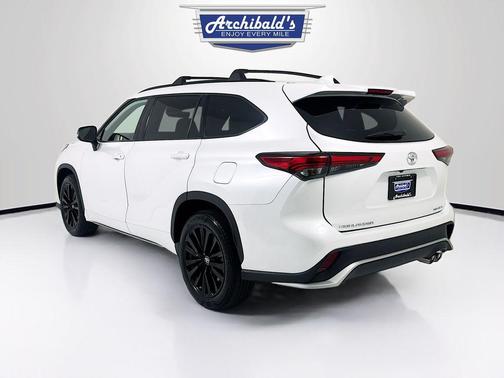 Pearl 2023 Toyota Highlander XSE