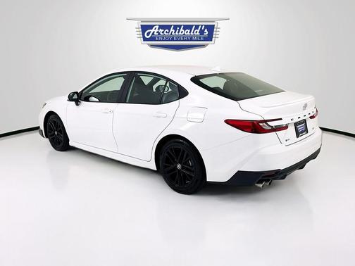 Ice Cap 2025 Toyota Camry SE