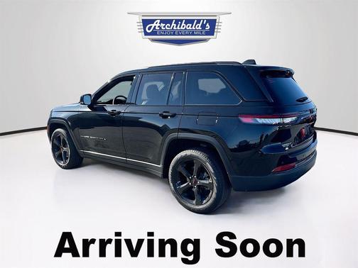 Diamond Black Crystal Pearlcoat 2024 Jeep Grand Cherokee Limited