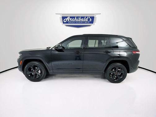 Diamond Black Crystal Pearlcoat 2024 Jeep Grand Cherokee Limited