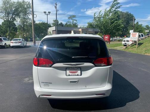 Bright White Clearcoat 2017 Chrysler Pacifica LX