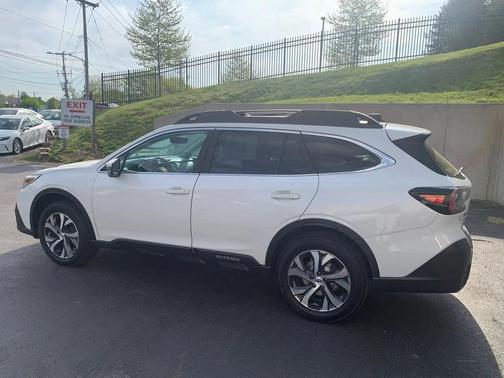 Crystal White Pearl 2022 Subaru Outback Limited