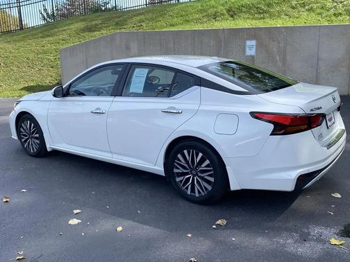Pearl White Tricoat 2023 Nissan Altima 2.5 SV