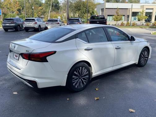 Pearl White Tricoat 2023 Nissan Altima 2.5 SV