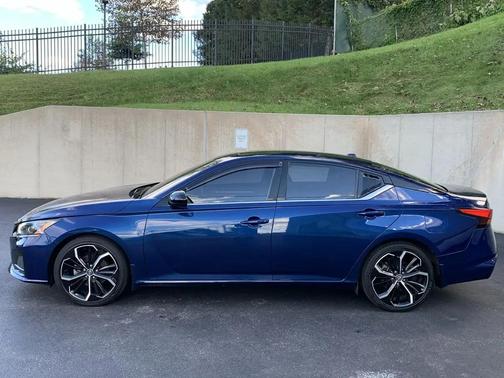 Deep Blue Pearl 2023 Nissan Altima SR FWD