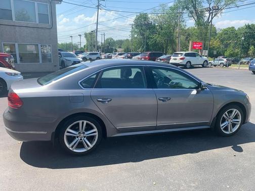 Platinum Gray Metallic 2015 Volkswagen Passat 1.8T Auto SE w/Sunroof & Nav