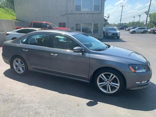 Platinum Gray Metallic 2015 Volkswagen Passat 1.8T Auto SE w/Sunroof & Nav