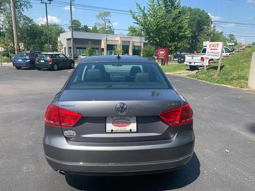 Platinum Gray Metallic 2015 Volkswagen Passat 1.8T Auto SE w/Sunroof & Nav
